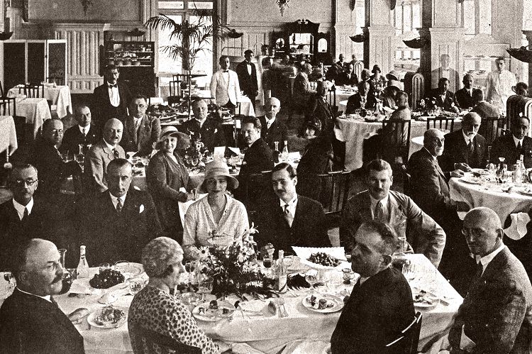 В русских ресторанах процветали островки России, выступали певцы и музыканты