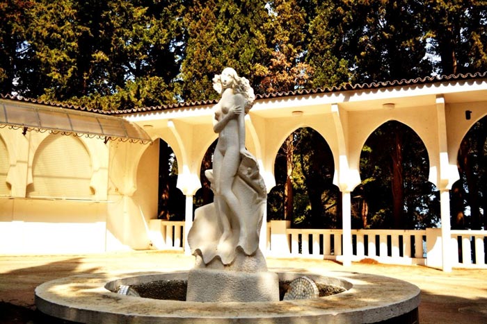 Парковая скульптура бывшего дворца, а ныне отеля - Кичкинэ