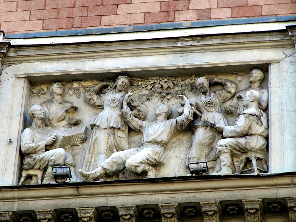 Проект горельефа, размещенный над колоннадой, был сделан в 30-х годах