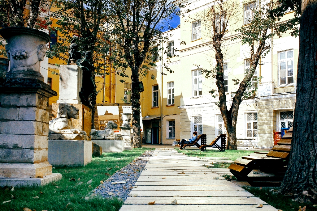 Скульптурный дворик проникнут аурой московской старины глубокой