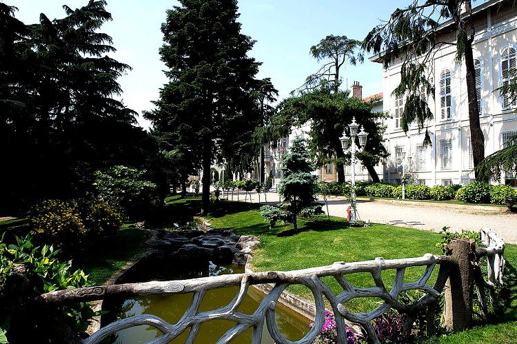 Дворцово-парковый ансамбль Йылдыз - одна из популярных достопримечательностей Стамбула