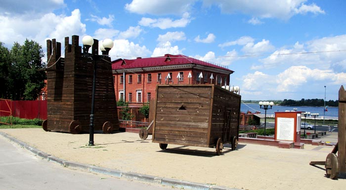 Средневековые стенобитные орудия около Зачатьевской башни