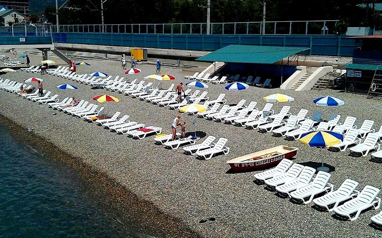 Пляжи Адлера привлекают галечно-песчаными покрытиями