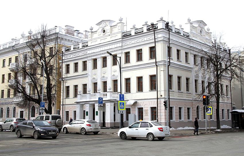 Это старинное угловое здание занято сегодня Всемирным конгрессом татар