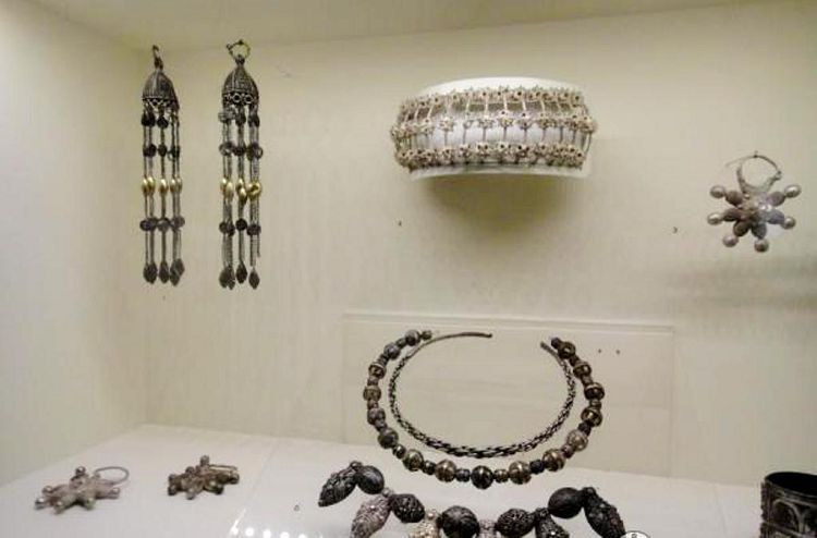 В храмовом подклете находятся уникальные археологические артефакты