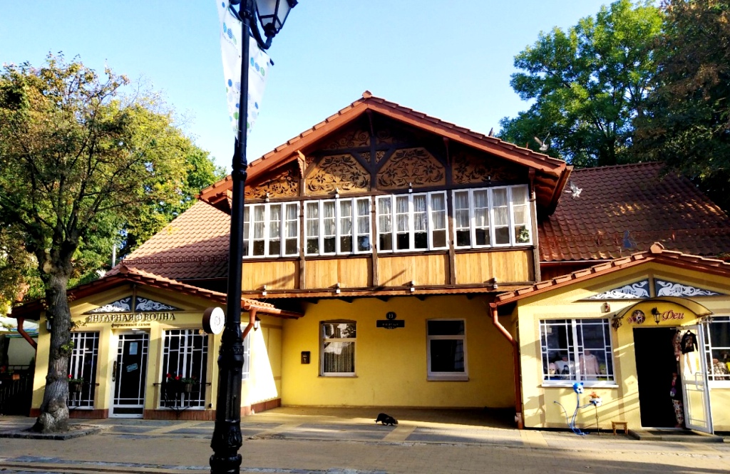 "Дом с драконами" - очень симпатичное легкое и ажурное строение