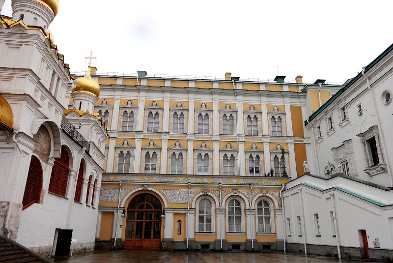 Парадный вход находится справа от Благовещенского собора