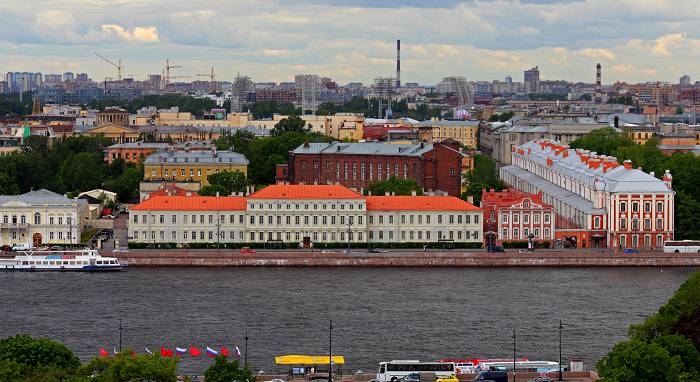 Бывший дворец стал со временем Филологическим факультетом университета