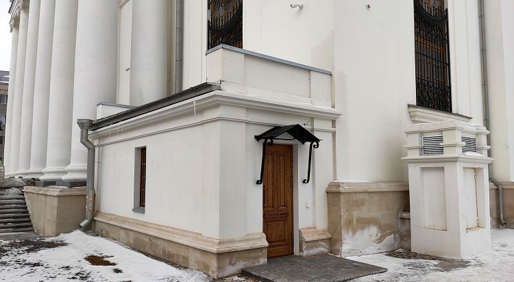 Вход в Пещерный храм находится за этой дверью Казанского собора