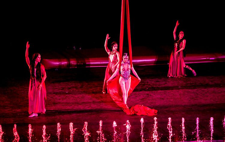 Шоу-спектакль "Аргонавты" собирает по вечерам массу зрителей