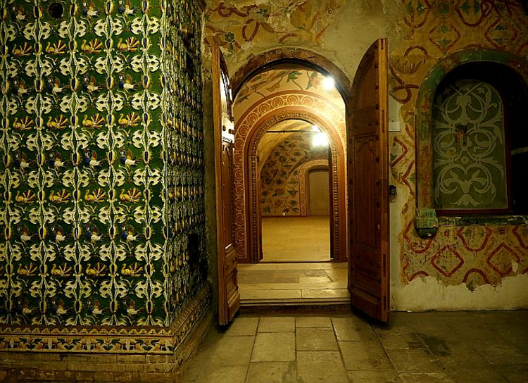 Внутри палаты имели роспись в растительной тематике