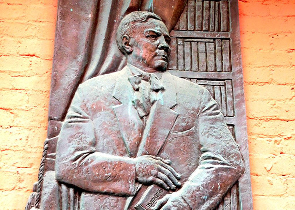 Например, Мемориальная доска дома № 30 расскажет о том когда здесь жил Н.П.Смирнов-Сокольский