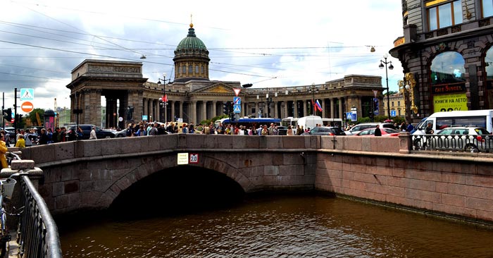 За Казанским мостом видно монументальное сооружение Казанского собора