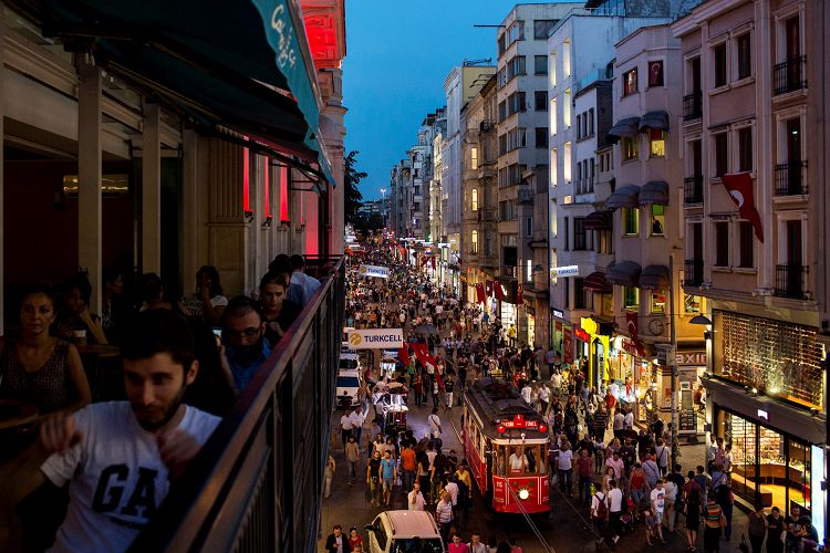 Жизнь на улице Истиклял не затихает ни днем, ни ночью