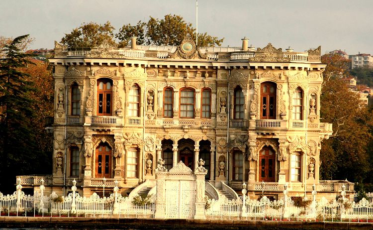 Дворцовый комплекс Кючюксу очень небольшой, но очень изящный