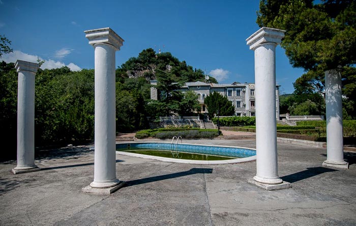 Недалеко от Дворца Голициной находится водоем с Колоннадой