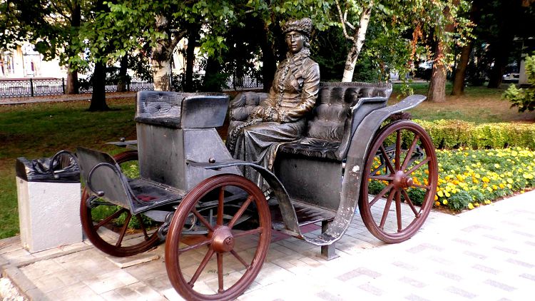 Привлекает внимание туристов и "Незнакомка", находящаяся в Пушкинском сквер