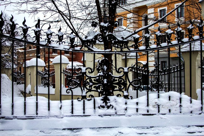 После революции в разграбленном особняке остались только стены и ограда