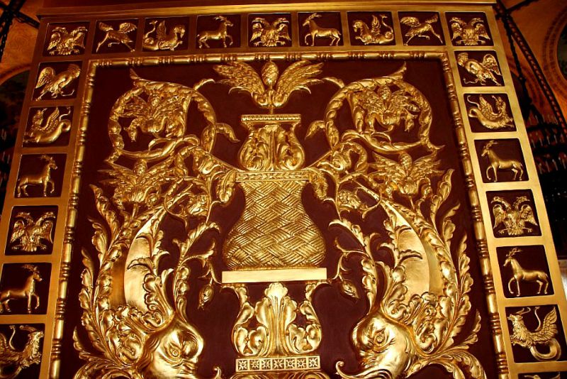 Резьба, покрывающая центральный столп, является настоящим произведением искусства