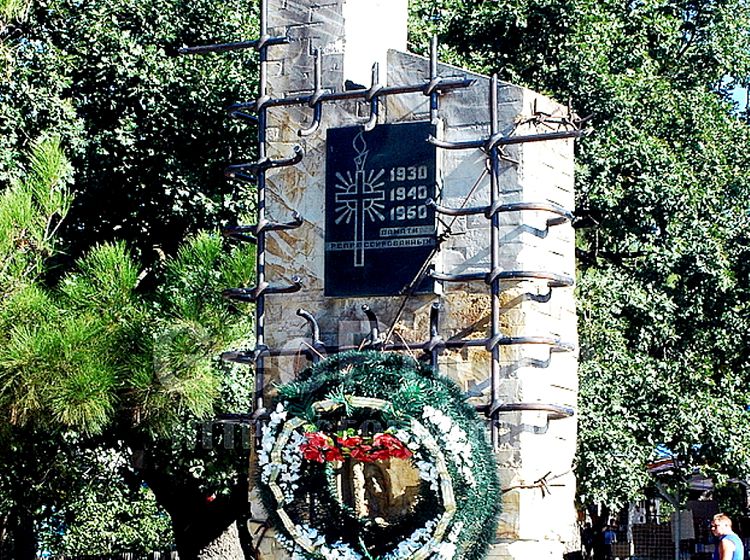 Памятник жертвам политических репрессий появился в Кабардинке в 1998 году