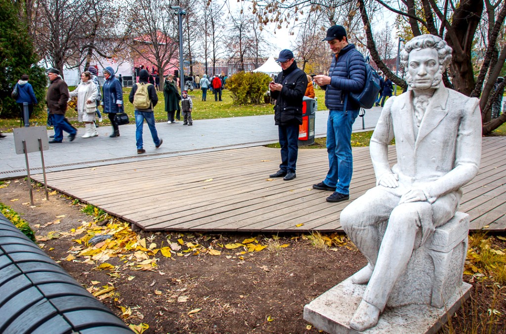 Музеон. Памятник Горькому в парке Музеон. Амятник Сергею Есенину в Москве в парке искусств «Музеон».. Парк искусств «Музеон» и ЦПКИО имени Горького. Парк искусств Музеон лавочки.