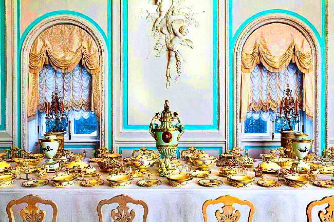 Белая столовая Петергофского Петродворца