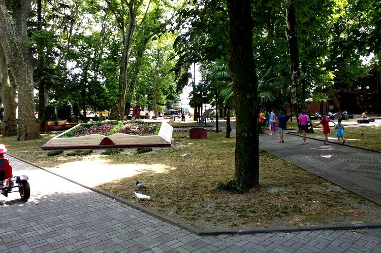 Аллеи Парка Бестужева очень располагают к приятному времяпровождению