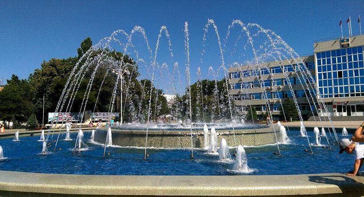 Центральный сквер находится около здания городской администрации