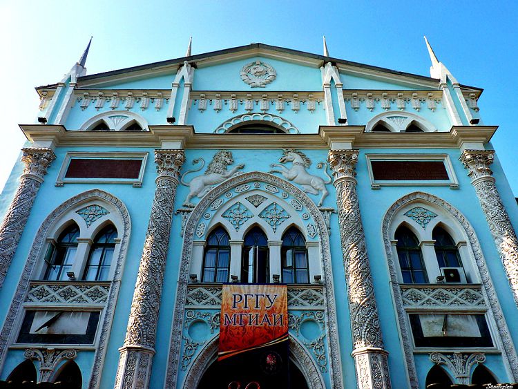 Сегодня здание Синодальной типографии занимает Историко-архивный институт