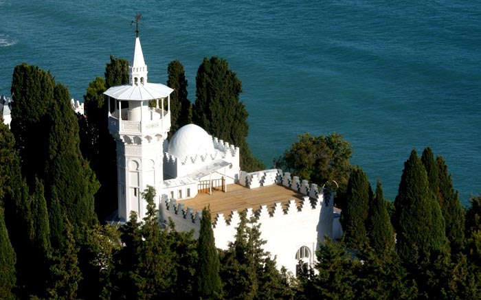 Восточный минарет придает дворцу легкое экзотическое очарование