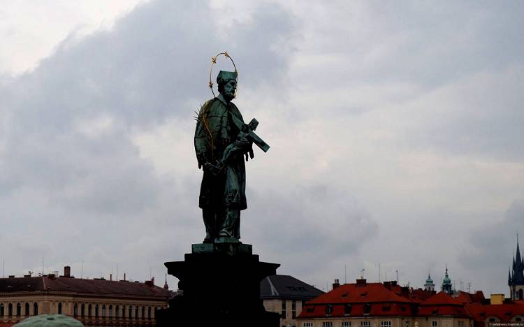 К Яну Непомуцкому с просьбами идут не только в Новый Год, но и 14 февраля