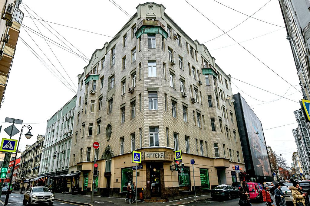 Дом с Аптекой - это одна из достопримечательностей Малой Бронной