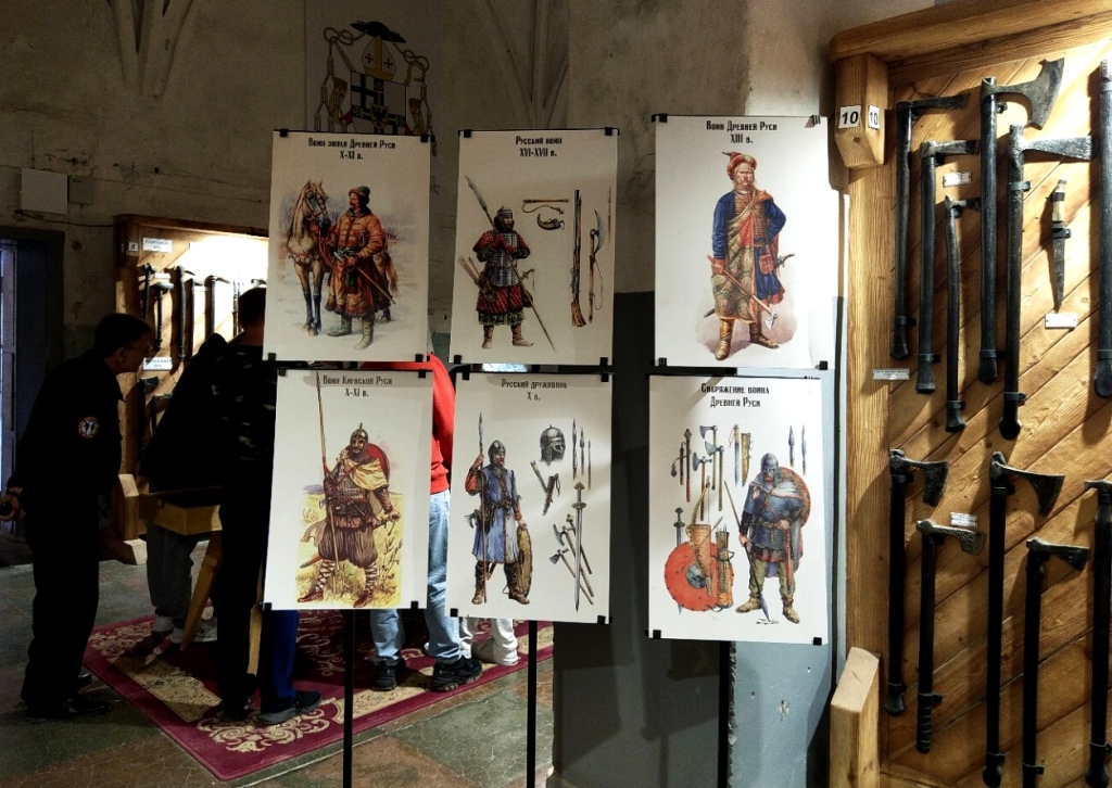 В музейной экспозиции можно увидеть оружие всех времен и народов, и униформу рыцарей