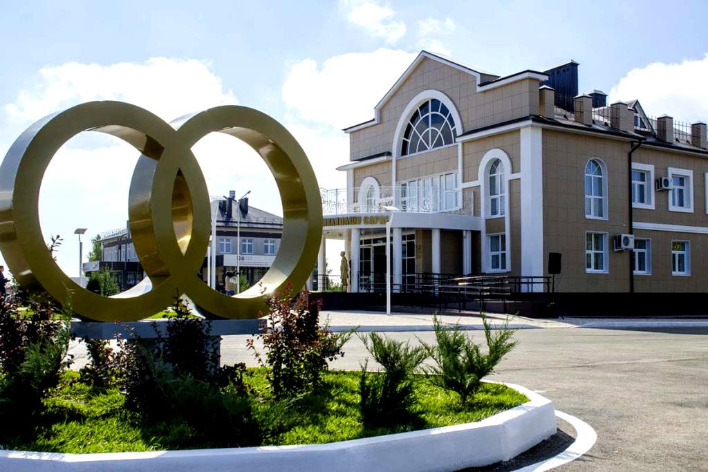 При въезде в Лаишево можно увидеть и прекрасный Дворец Бракосочетания