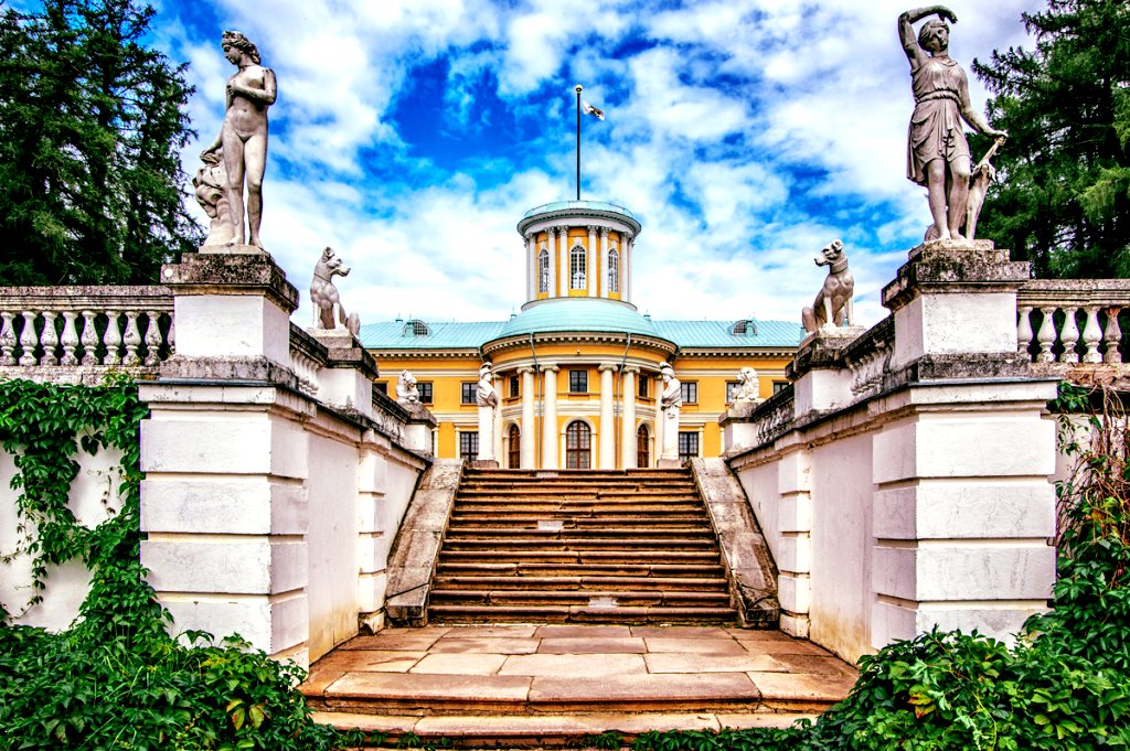 Одной из прекрасных подмосковных усадеб является Архангельское