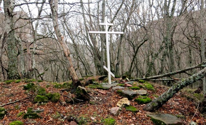Место бывшей православной часовки отмечено крестом