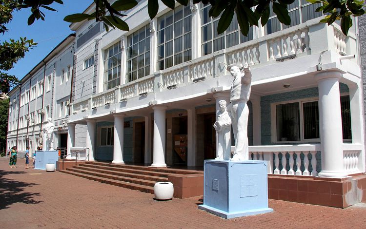 Городской дворец культуры когда-то находился в морском ведомстве