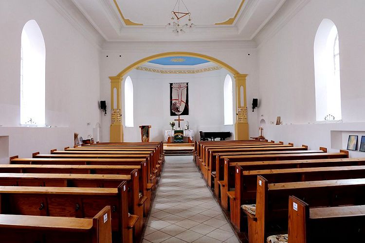 Внутри скромной Лютеранской кирхи можно послушать прекрасную органную музыку