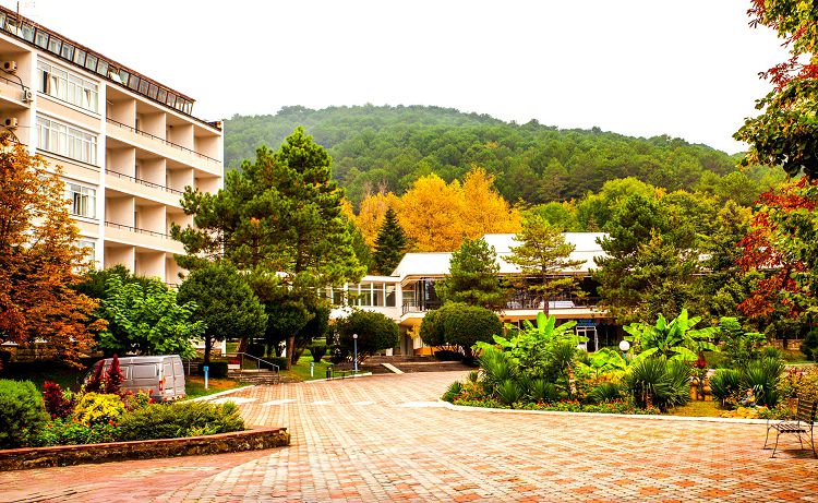 Территория, на которой расположены санаторные корпуса ухожена и комфортна