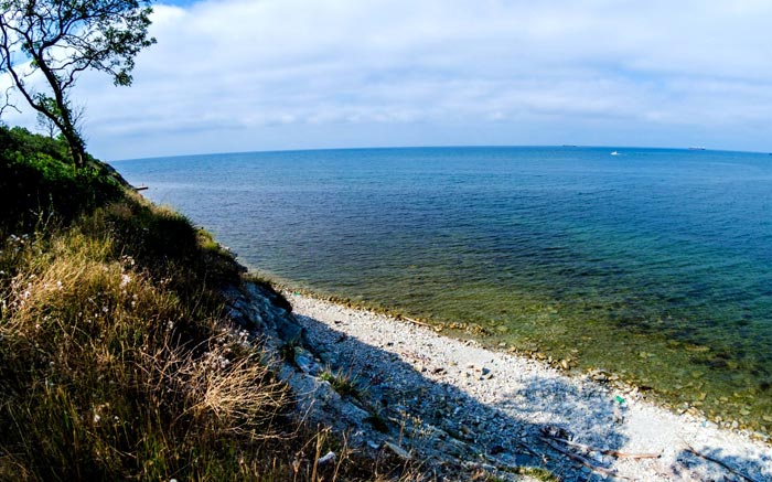 На Голубом заливе можно найти и романтические уголки диких пляжей
