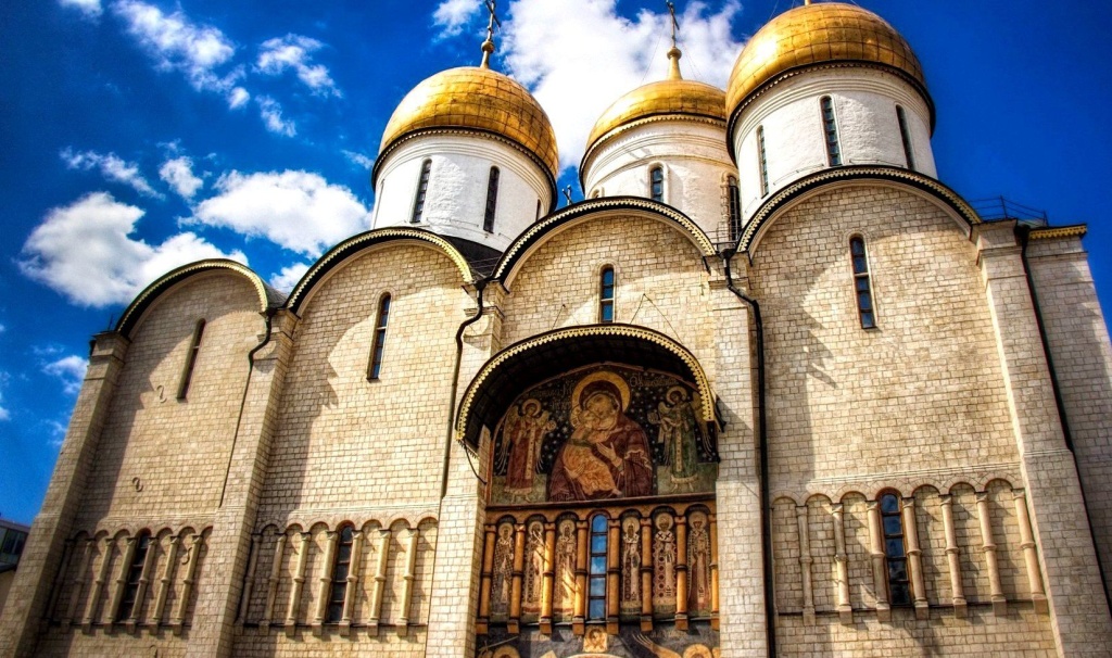 Основным образом росписи южного фасада было изображение Богоматери