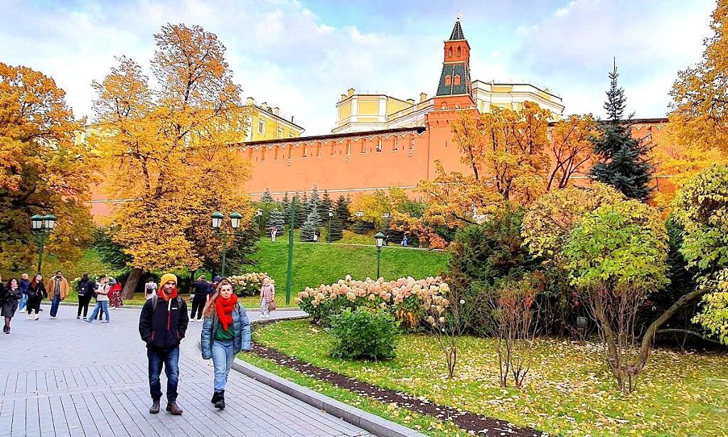Погода первой половины осени часто дает возможность для пешеходных прогулок
