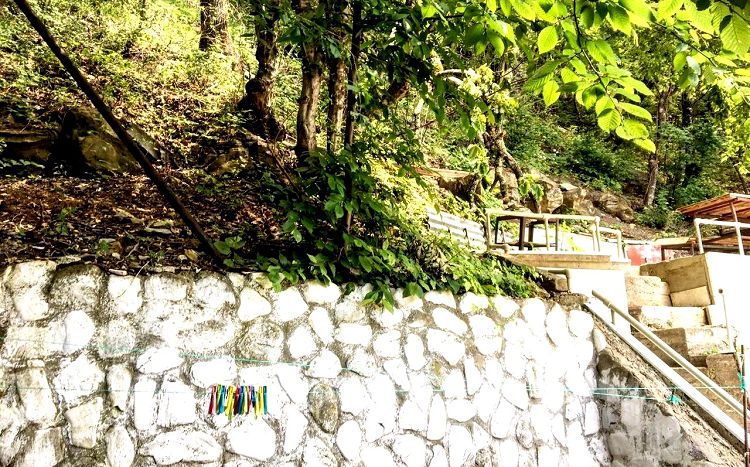 Древние камни можно увидеть и в некоторых современных ограждениях