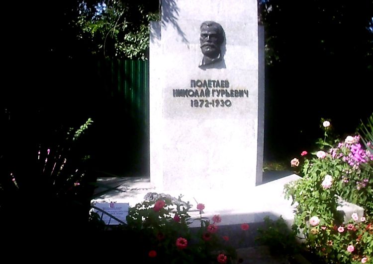 Памятник Н.Полетаеву установлен около Краеведческого музея