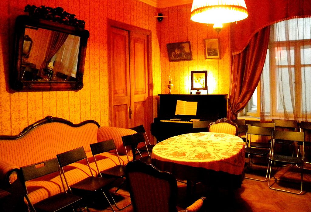 Гостиная квартиры Булгакова наполнена аурой писателя