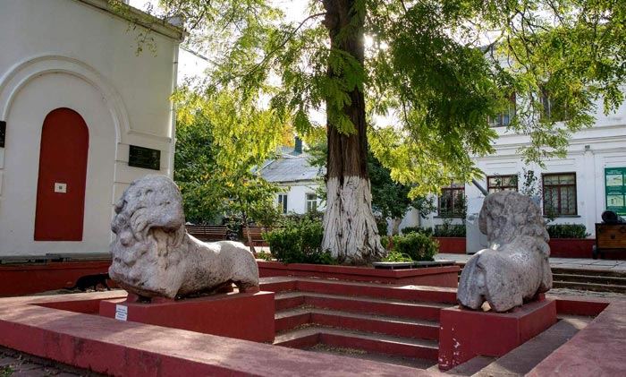 Лапидарный дворик Музея древностей