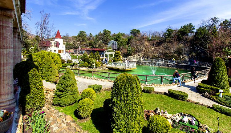 Территория Кастальской купели  - это приятный и красивый природный оазис