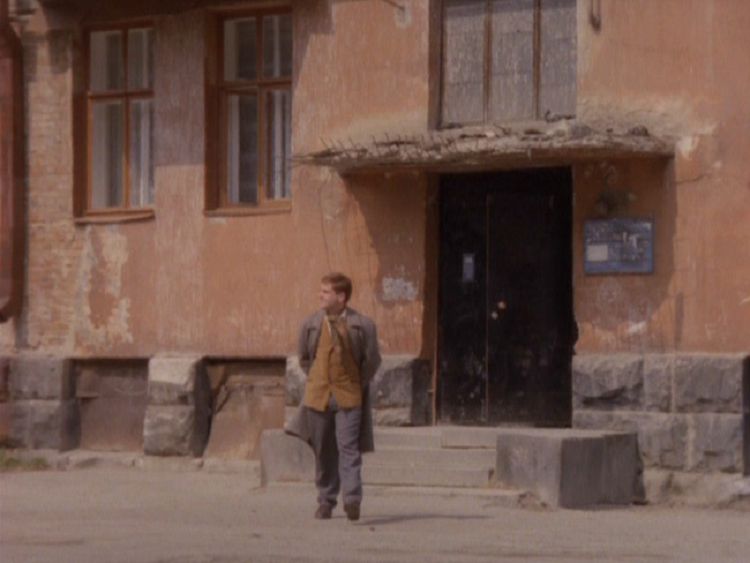 Кадр из фильма "Макаров" во дворе городка чекистов