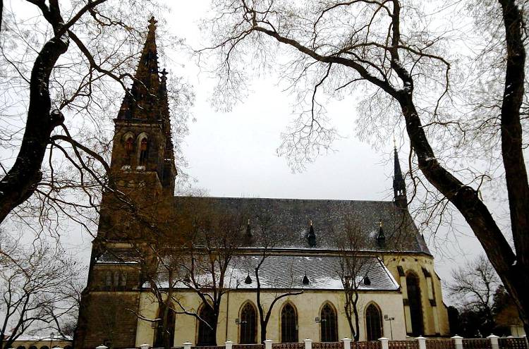 Вышеград издалека можно узнать по силуету Собора Петра и Павла