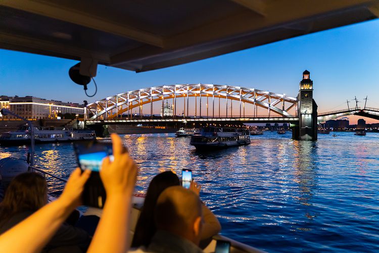 Романтическая вечерняя прогулка